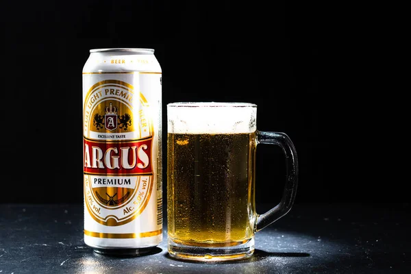 Lata Cerveja Argus Copo Cerveja Fundo Escuro Fotografia Editorial Ilustrativa — Fotografia de Stock