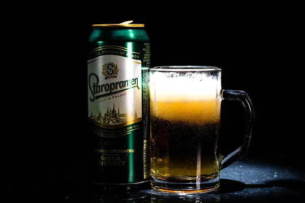 Canette Bière Staropramen Verre Bière Sur Fond Sombre Photo Éditoriale — Photo