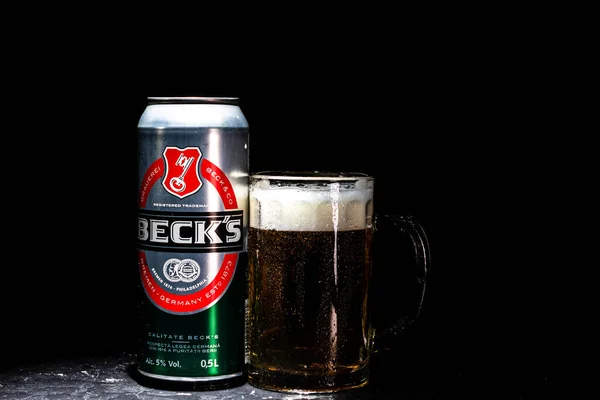 Μπεκ Μπεκς Μπύρα Και Ποτήρια Μπύρας Σκούρο Φόντο Ενδεικτική Φωτογραφία — Φωτογραφία Αρχείου