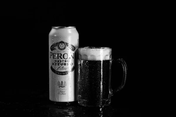 Μπύρα Peroni Nastro Azzurro Και Ποτήρι Μπύρας Σκούρο Φόντο Ενδεικτική — Φωτογραφία Αρχείου