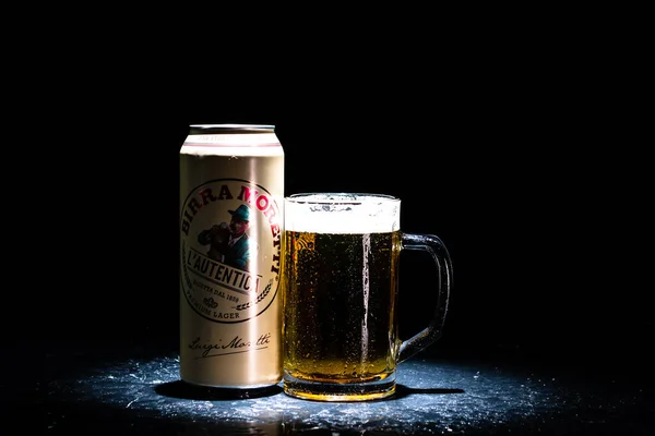 Garrafa Cerveja Birra Morreti Copo Cerveja Fundo Escuro Fotografia Editorial — Fotografia de Stock