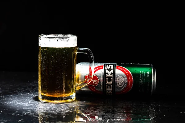 Uma Lata Cerveja Beck Becks Copo Cerveja Fundo Escuro Fotografia — Fotografia de Stock