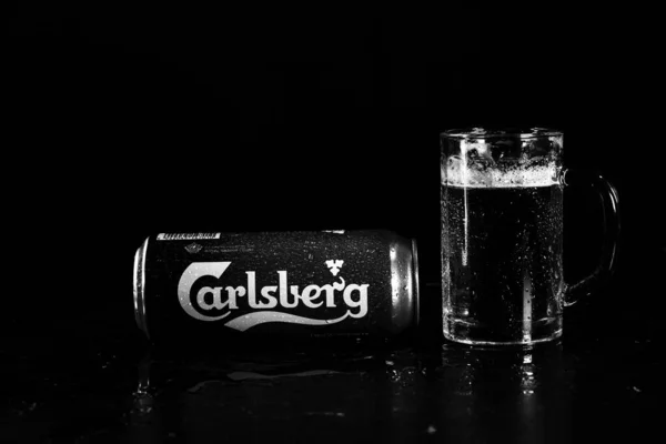 Lata Cerveza Carlsberg Vaso Cerveza Sobre Fondo Oscuro Foto Editorial — Foto de Stock