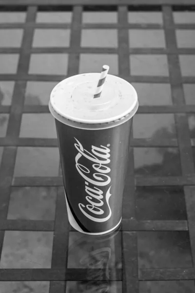 Hitam Dan Putih Cangkir Kertas Dengan Coca Cola Bucharest Rumania — Stok Foto