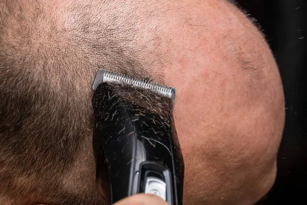 Hombre Afeitándose Cortando Cabello Usando Cortador Pelo —  Fotos de Stock