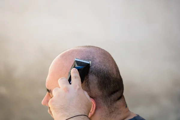 Saç Kesme Makinesi Jilet Kullanarak Saçını Kesen Tıraş Eden Bir — Stok fotoğraf