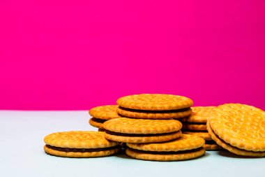 Çikolata kremalı yuvarlak bisküviler, çikolatalı bisküviler izole edilmiş..