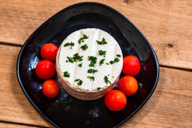 Lezzetli beyaz peynir, baharatlar ve domatesler.