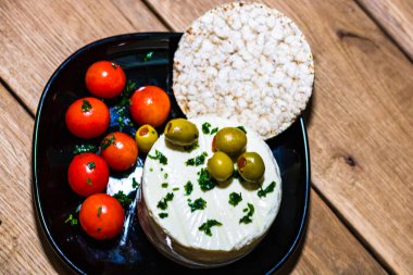 Baharatlı, zeytinli ve domatesli leziz beyaz peynir.