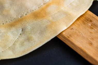 Lezzetli krep ya da krep hazırlıyorum. Ev yapımı tatlı.