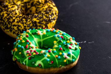 Şekerli donutlar izole edilmiş. Renkli donutları kapat.