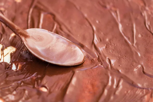 Hand Schokolade Auf Crêpes Oder Pfannkuchen — Stockfoto