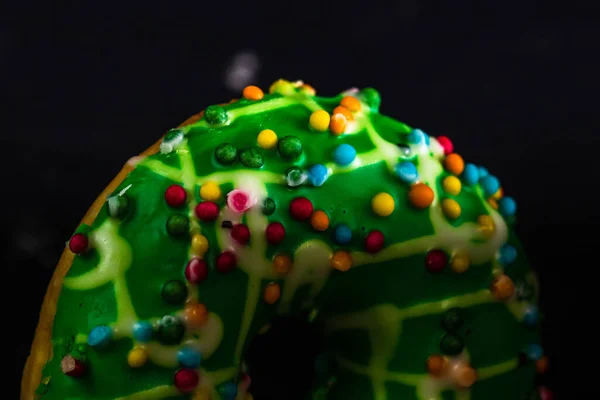 Donuts Frais Colorés Savoureux Avec Des Saupoudres Sur Fond Noir — Photo