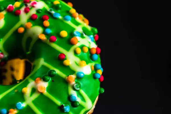 Зеленый Пончик Посыпкой Крупным Планом Разноцветного Пончика — стоковое фото