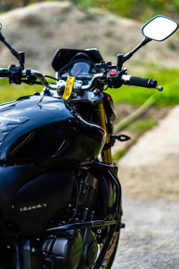 Siyah motosikletin ayrıntıları. Honda Hornet motosiklet detay fotoğrafı Bükreş, Romanya, 2021