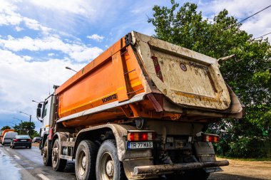 Araba ön camından yol manzaralı trafik, Trafikte Kirli Schmitz Cargobull karavan kamyonu. Bükreş, Romanya, 2020
