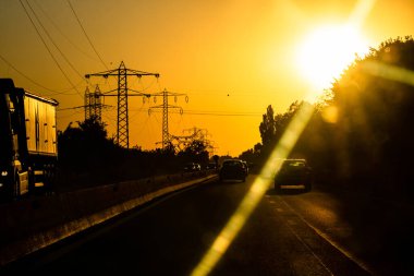 Trafiğin en yoğun olduğu saatte. Bükreş, Romanya, 2021 'de trafik sıkışıklığı, gün batımında yola çıkan arabalar