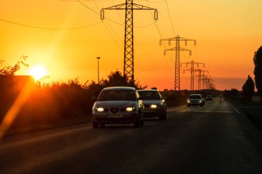 Trafiğin en yoğun olduğu saatte. Bükreş, Romanya, 2021 'de trafik sıkışıklığı, gün batımında yola çıkan arabalar