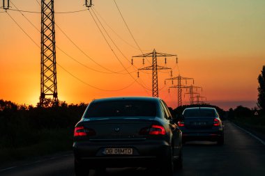 Trafiğin en yoğun olduğu saatte. Bükreş, Romanya, 2021 'de trafik sıkışıklığı, gün batımında yola çıkan arabalar