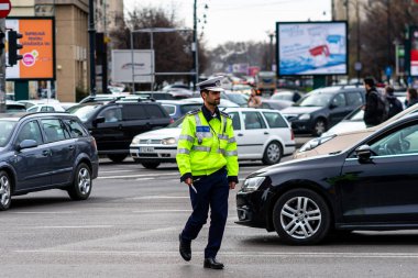 Romanya 'nın Bükreş şehir merkezinde yoğun saatlerde trafiği polis memuru ve Romanya Trafik Polisi (Politia Rutiera) yönetiyor.
