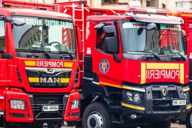 Romanya 'nın Bükreş kentindeki İçişleri Bakanlığı' nın (İçişleri Bakanlığı) önüne park etmiş acil durum itfaiyecileri (Pompierii). Coronavirus dünya çapında salgın krizi. COVID-19 virüsünün yayılması