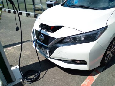 Romanya 'nın Bükreş kenti 2021' de Nissan Leaf ile bağlantılı elektrikli otomobil şarj noktası