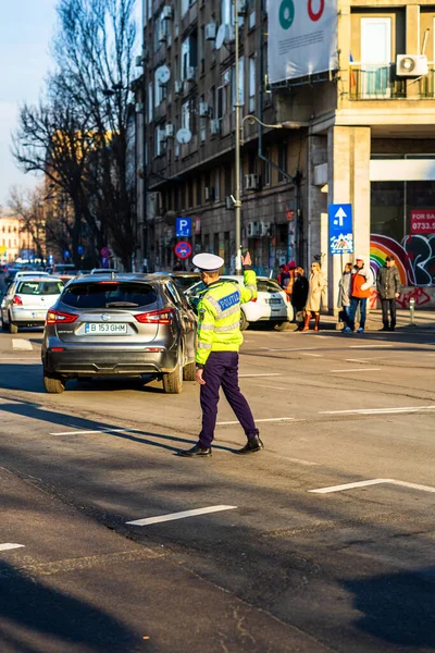 2021年 罗马尼亚交通警察 Politia Rutiera 的警察代理在罗马尼亚布加勒斯特市中心高峰时间指挥交通 — 图库照片