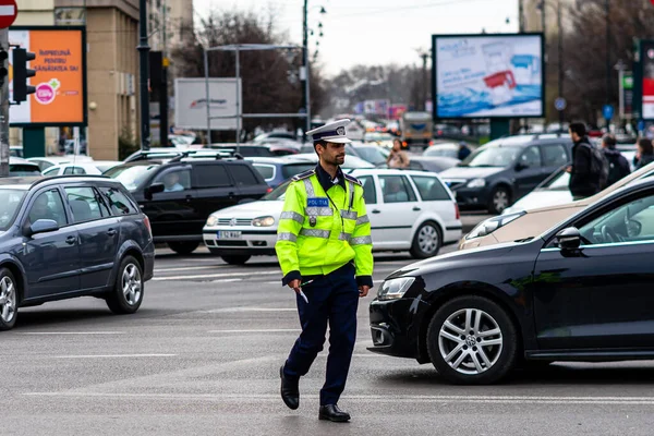 ルーマニアの交通警察警察 Politia Rutiera 2021年ルーマニアのブカレストのダウンタウンでラッシュ時に交通を指揮しています — ストック写真