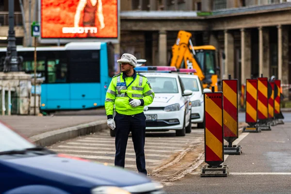 Romanya Nın Bükreş Şehir Merkezinde Yoğun Saatlerde Trafiği Polis Memuru — Stok fotoğraf