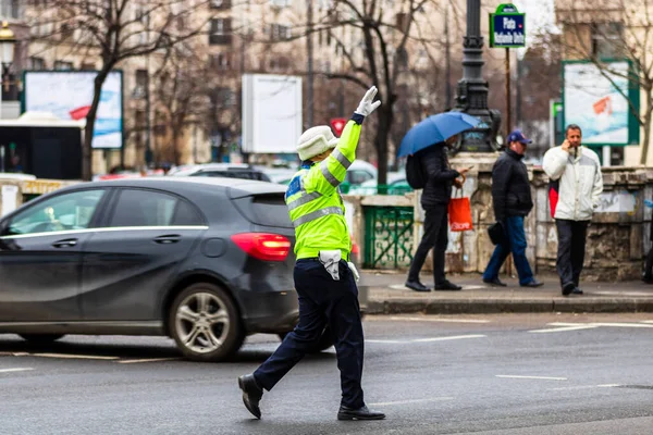 2021年 罗马尼亚交通警察 Politia Rutiera 的警察代理在罗马尼亚布加勒斯特市中心高峰时间指挥交通 — 图库照片