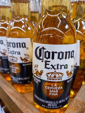 Corona Extra Birası şişeleri dünyanın en çok satan biralarından biri. Romanya, Bükreş, 2021 'de illüstrasyon editoryal fotoğraf çekimi