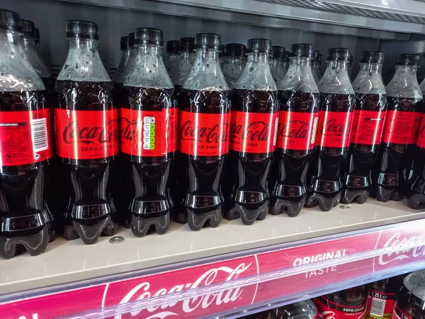 一壶可口可乐 超市里货架上的可乐软饮料 2021年罗马尼亚布加勒斯特的说明性编辑摄影 — 图库照片