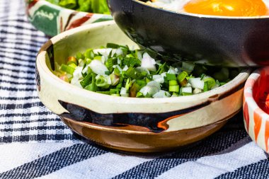 Çeşitli salata malzemeleri, domates sosu, lezzetli kızarmış yumurta ve sağlıklı kahvaltı için çiğ sebze.