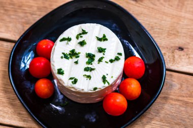 Lezzetli beyaz peynir, baharatlar ve domatesler.