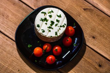 Lezzetli beyaz peynir, baharatlar ve domatesler.