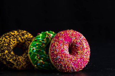 Şekerli donutlar izole edilmiş. Renkli donutları kapat.