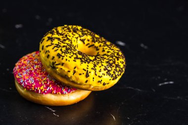 Şekerli donutlar izole edilmiş. Renkli donutları kapat.