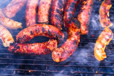 Izgarada ızgara sosis. Kömür ızgarasında nefis sosisler.