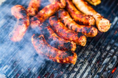 Izgarada ızgara sosis. Kömür ızgarasında nefis sosisler.