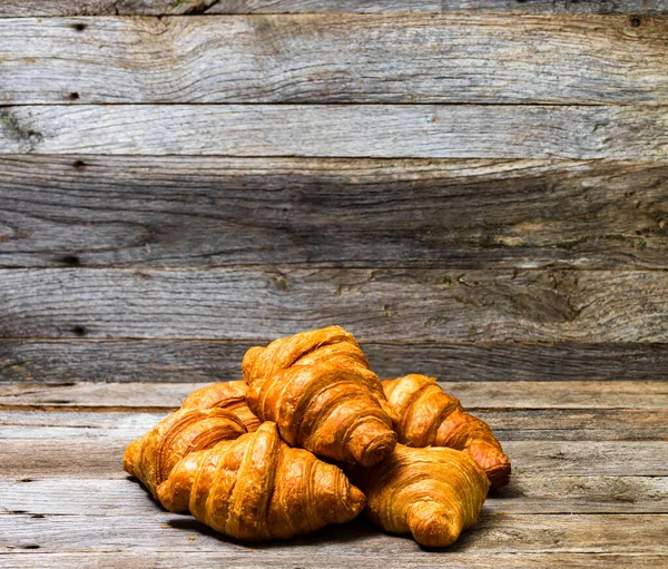 Вкусные Свежие Круассаны Изолированные Деревянной Доске Французский Завтрак — стоковое фото