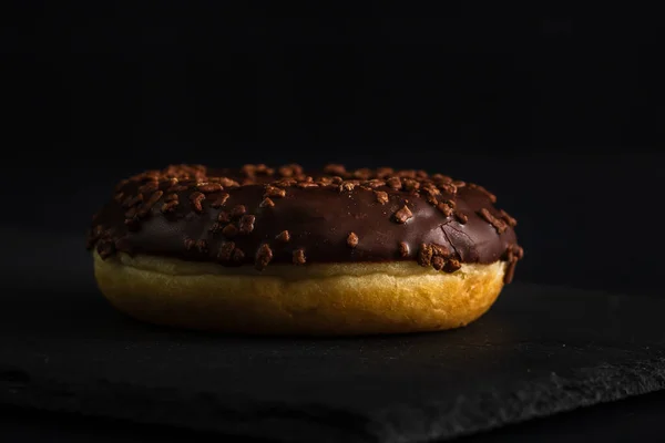 Шоколадный Пончик Шоколадной Крошкой Изолирован Крупный План Вкусного Пончика — стоковое фото