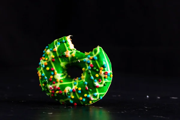 Rosquilla Acristalada Verde Con Aspersiones Aisladas Primer Plano Colorido Donut — Foto de Stock