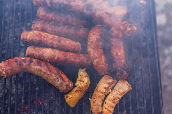 Griller Les Saucisses Sur Barbecue Délicieuses Saucisses Sur Barbecue Charbon — Photo