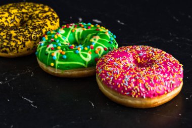 Şekerli donutlar izole edilmiş. Renkli donutları kapat.