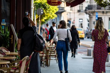 Romanya 'nın Bükreş ilçesinde 2021 yılında insanlar taşınıyor ve yayalar yürüyor