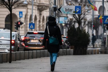 Romanya 'nın Bükreş ilçesinde 2021 yılında insanlar taşınıyor ve yayalar yürüyor