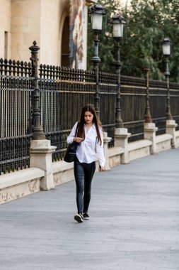 Romanya 'nın Bükreş ilçesinde 2021 yılında insanlar taşınıyor ve yayalar yürüyor