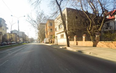 Coronavirüs salgınının yol açtığı değişimler ve komplikasyonlar kalabalığın olmadığı bir dünya, virüs sokakları boşaltıyor. Bükreş, Romanya, 2020 'de trafik sıkışıklığı, kirlilik yok, sokaklar bomboş.