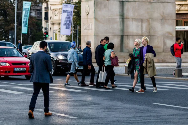 Personas Movimiento Peatones Caminando Centro Bucarest Rumania 2021 — Foto de Stock