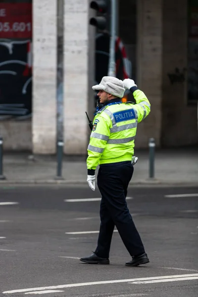 2021年 罗马尼亚交通警察 Politia Rutiera 的警察代理在罗马尼亚布加勒斯特市中心高峰时间指挥交通 — 图库照片